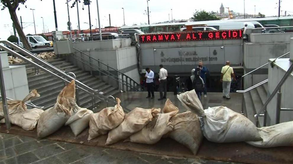 İstanbulda alt geçitlere kum torbasıyla sağanak yağmur önlemi