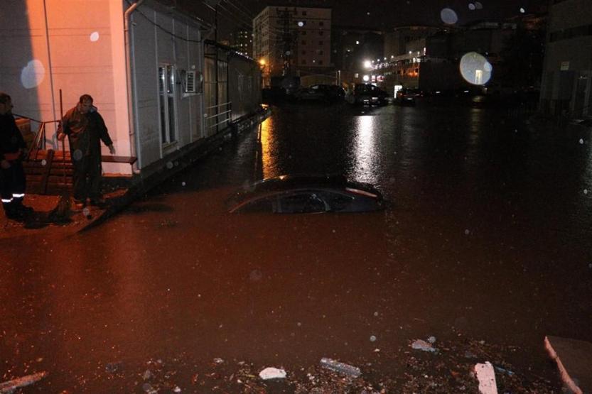 Otomobiller sular altında kaldı