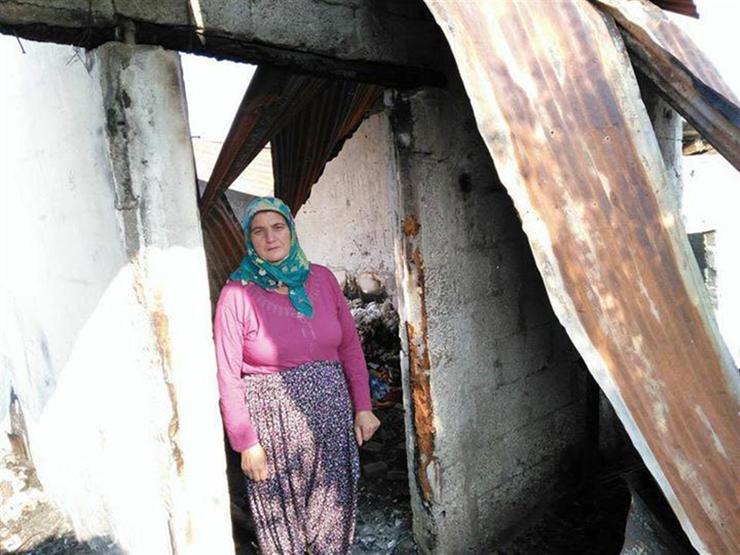 Evleri yanınca çay ocağında yaşamaya başladılar