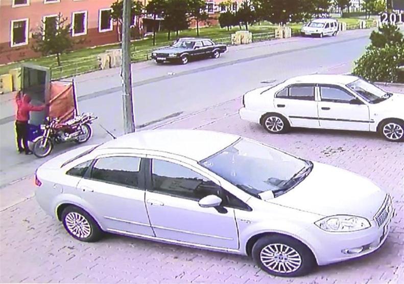 Hayrete düşüren olay: Apartmanın giriş kapısını çaldı