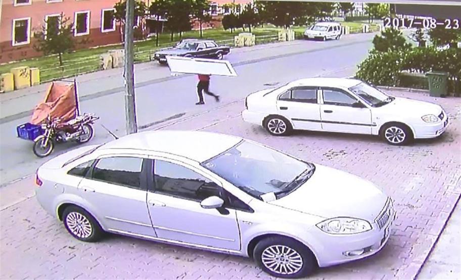 Hayrete düşüren olay: Apartmanın giriş kapısını çaldı