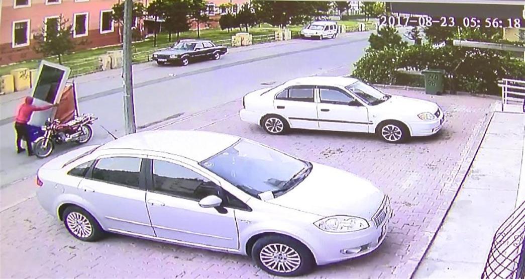 Hayrete düşüren olay: Apartmanın giriş kapısını çaldı