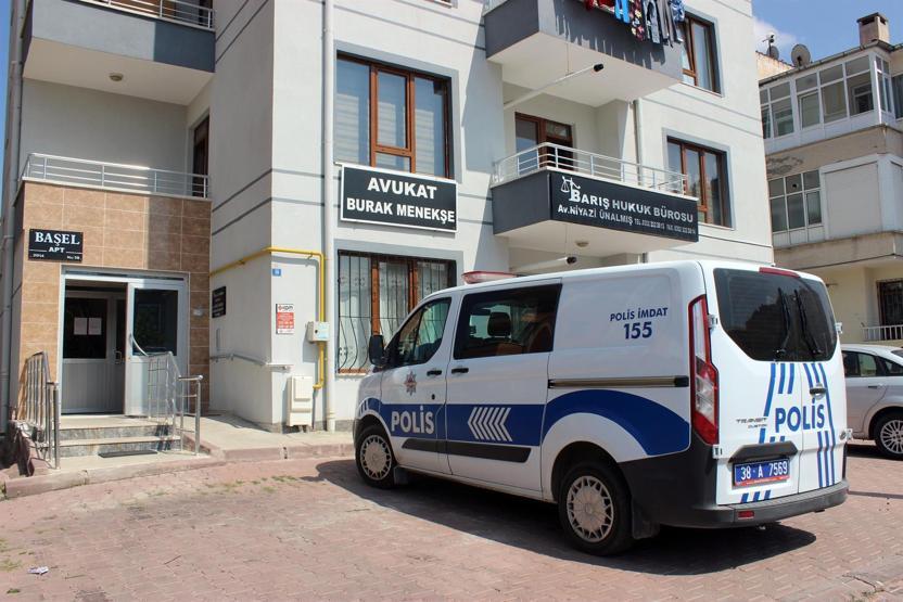 Hayrete düşüren olay: Apartmanın giriş kapısını çaldı