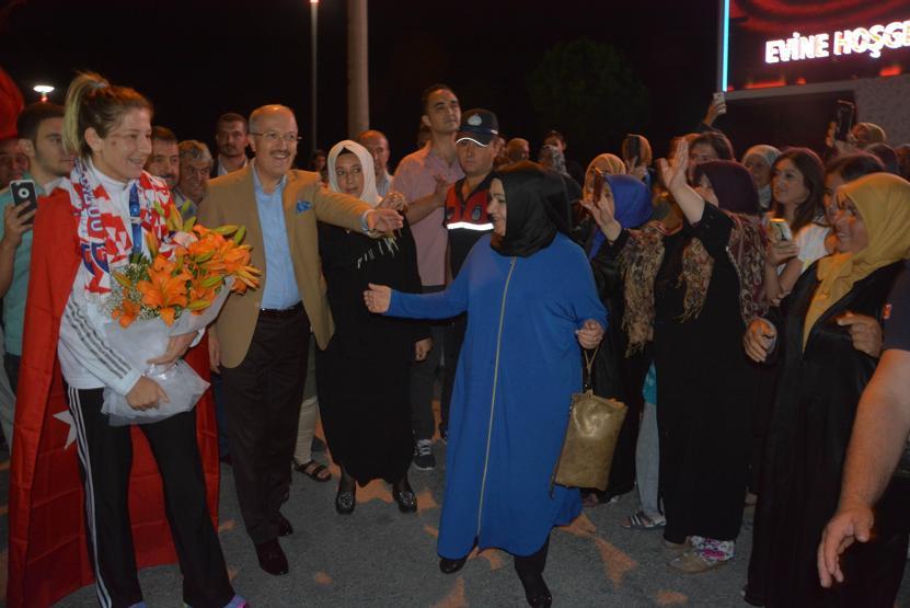 Kadınlar onu omuzunda taşıdı