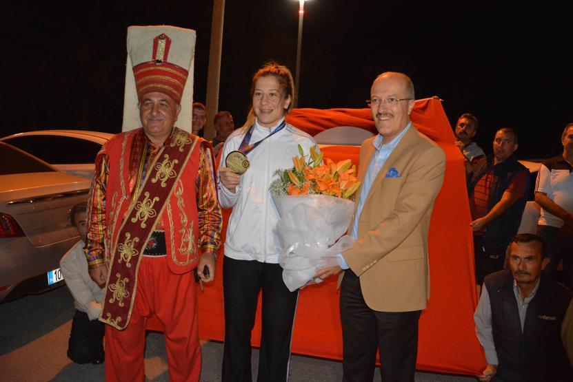 Kadınlar onu omuzunda taşıdı