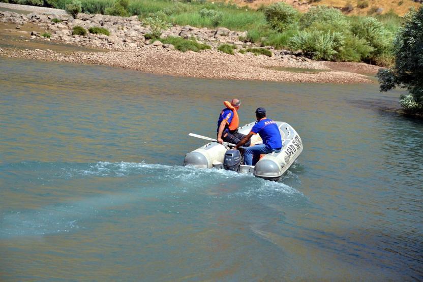Otomobil Botan Çayına uçtu: 1 yaralı, 1 kayıp