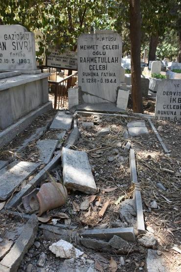 İzmirde tarihi mezarlık darmadağın edildi