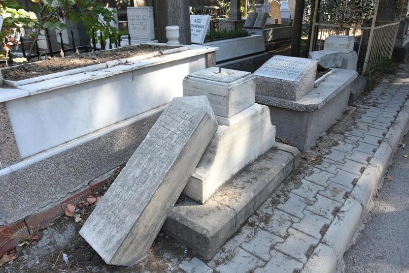 İzmirde tarihi mezarlık darmadağın edildi