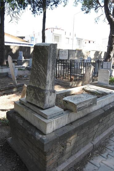 İzmirde tarihi mezarlık darmadağın edildi