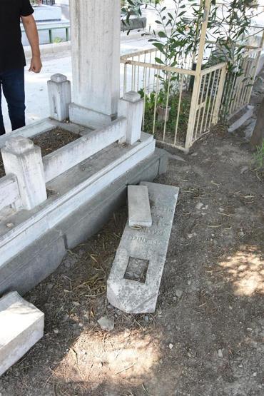 İzmirde tarihi mezarlık darmadağın edildi