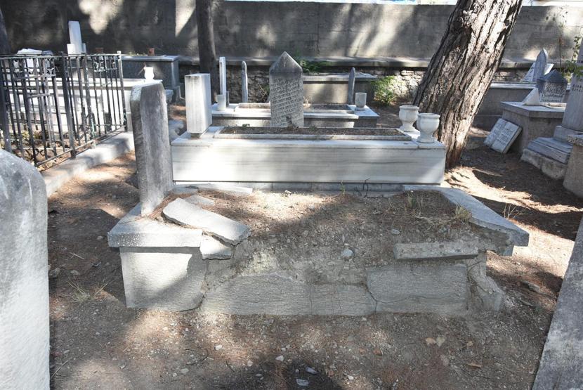 İzmirde tarihi mezarlık darmadağın edildi