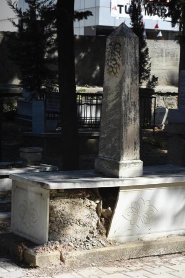 İzmirde tarihi mezarlık darmadağın edildi