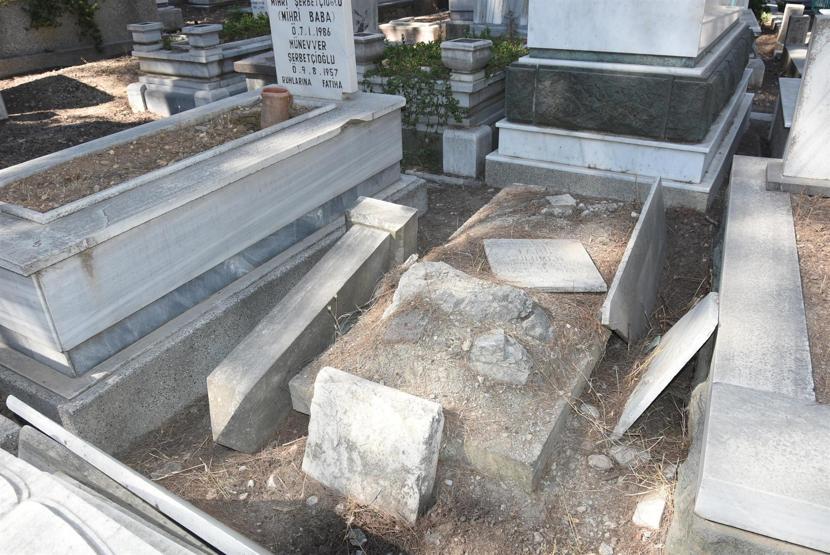 İzmirde tarihi mezarlık darmadağın edildi