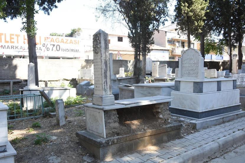 İzmirde tarihi mezarlık darmadağın edildi
