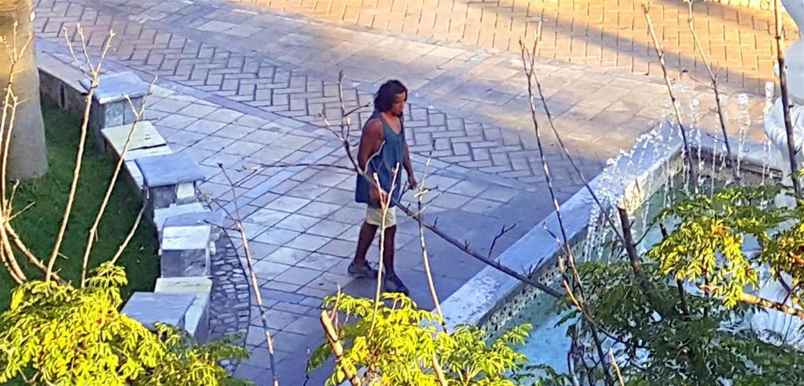 Marmariste tatilci gencin akrobatik şovu