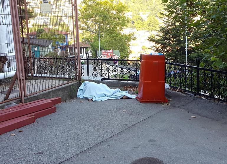 Tetkik edilip taburcu edildi, hastane bahçesinde öldü