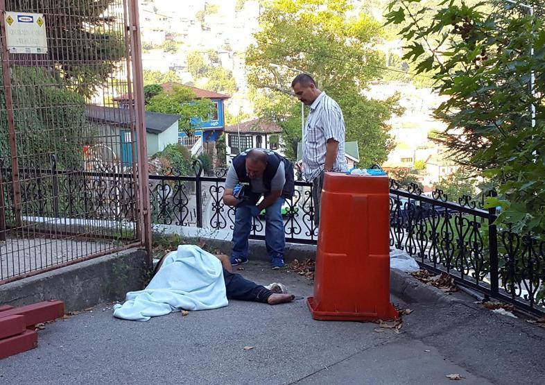 Tetkik edilip taburcu edildi, hastane bahçesinde öldü