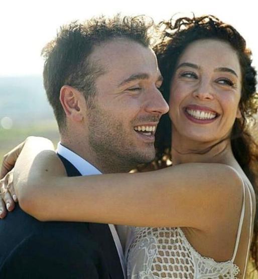 Azra Akın’ın eşi ne iş yapıyor