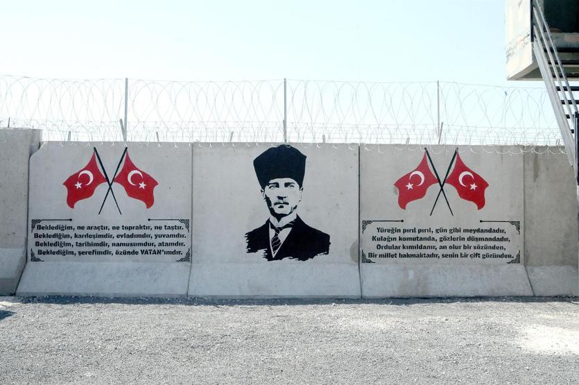 Suriye sınırındaki duvara bayrak ve Atatürk portresi