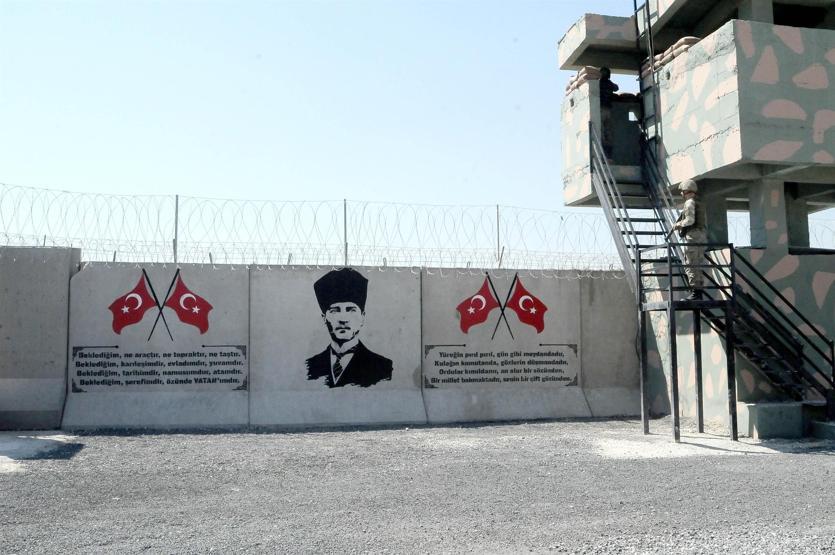 Suriye sınırındaki duvara bayrak ve Atatürk portresi
