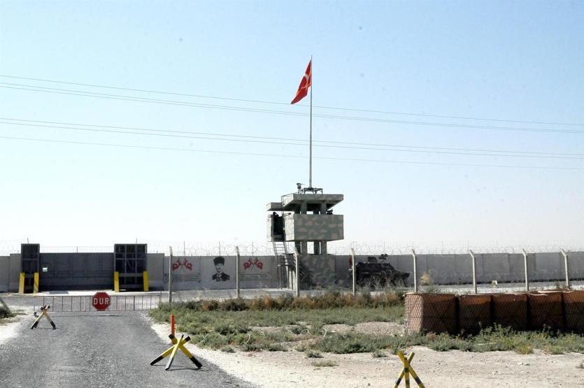 Suriye sınırındaki duvara bayrak ve Atatürk portresi