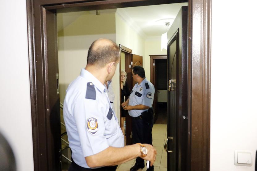 Tuvalette mahsur kalan radyo sunucusunu itfaiye kurtardı