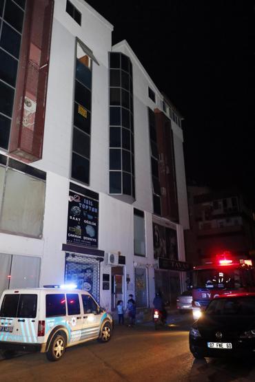 Tuvalette mahsur kalan radyo sunucusunu itfaiye kurtardı