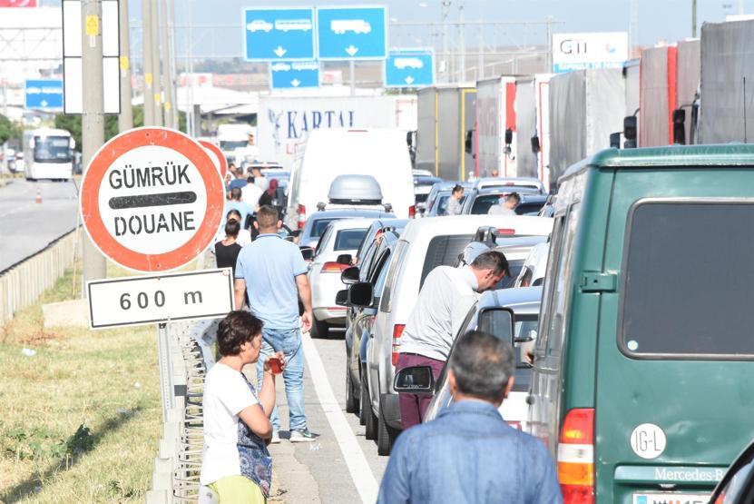 Gurbetçilerin geride bıraktığı çöpler toplandı