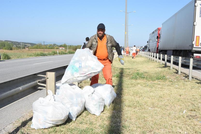 Gurbetçilerin geride bıraktığı çöpler toplandı