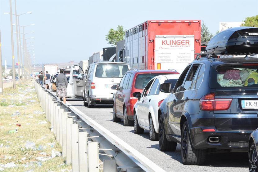 Gurbetçilerin geride bıraktığı çöpler toplandı