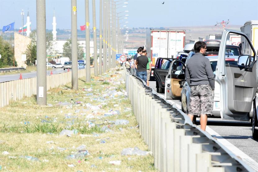 Gurbetçilerin geride bıraktığı çöpler toplandı