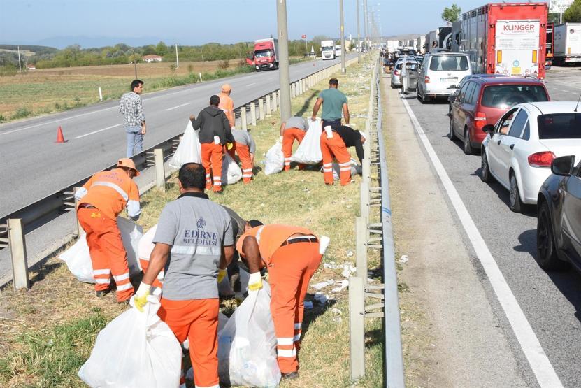 Gurbetçilerin geride bıraktığı çöpler toplandı