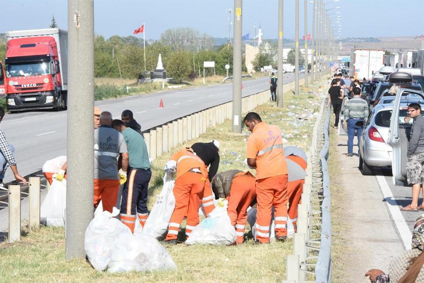 Gurbetçilerin geride bıraktığı çöpler toplandı