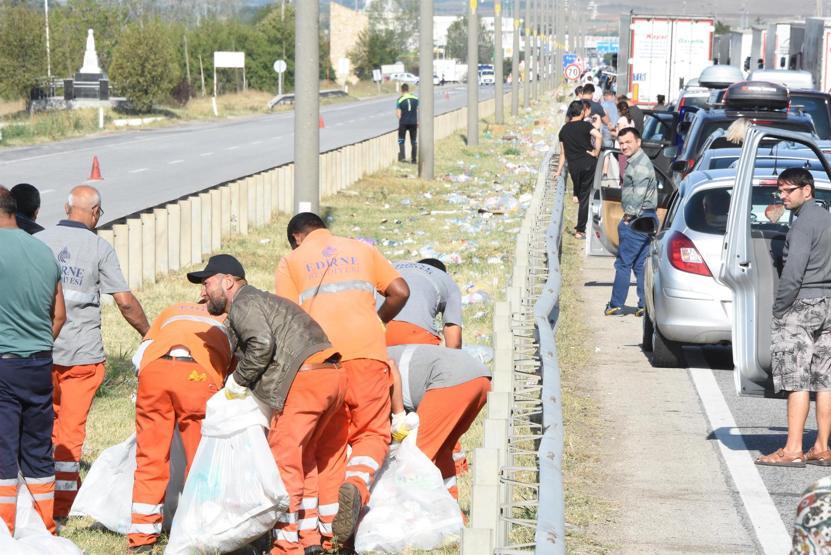 Gurbetçilerin geride bıraktığı çöpler toplandı
