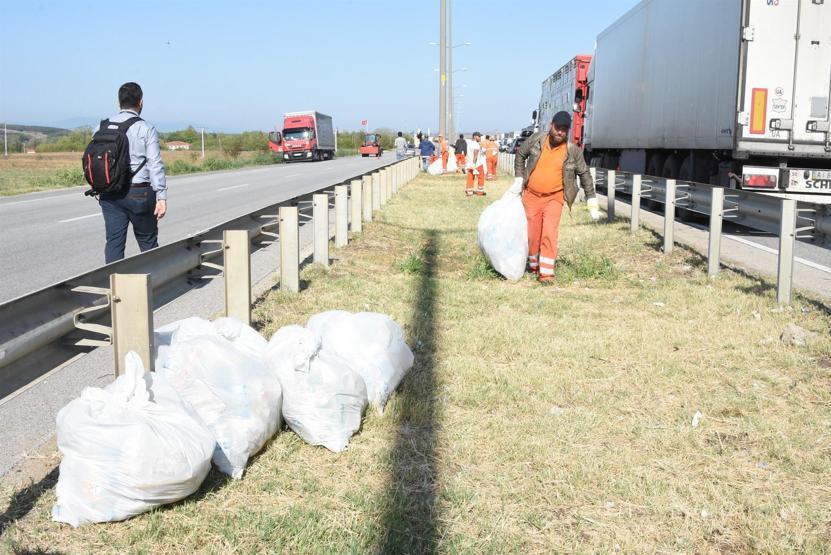 Gurbetçilerin geride bıraktığı çöpler toplandı
