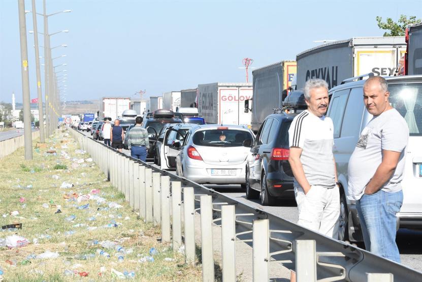 Gurbetçilerin geride bıraktığı çöpler toplandı