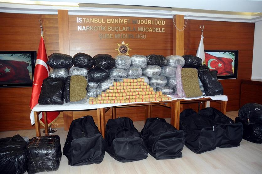 İstanbulda çifte uyuşturucu operasyonu: Turist görünümlü satıcılar yakalandı