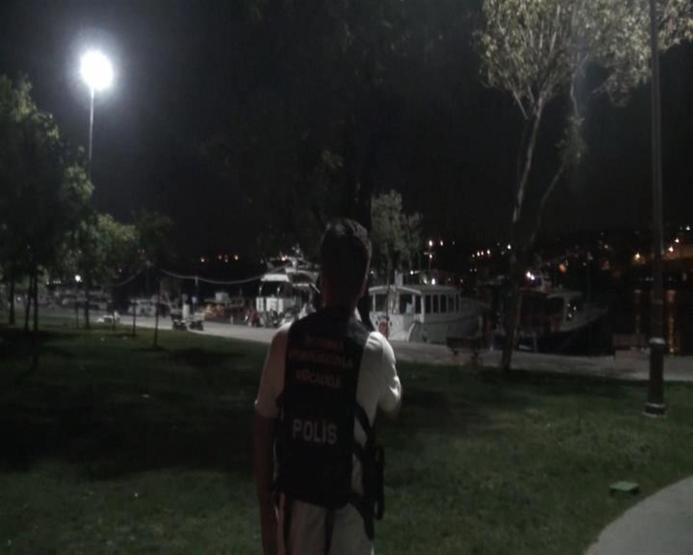 İstanbulda çifte uyuşturucu operasyonu: Turist görünümlü satıcılar yakalandı