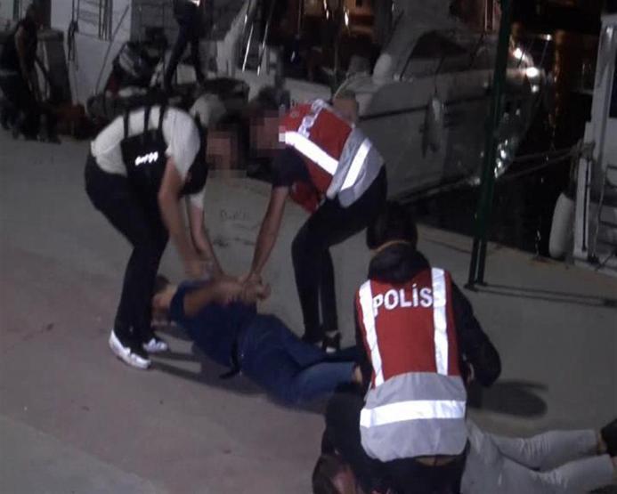 İstanbulda çifte uyuşturucu operasyonu: Turist görünümlü satıcılar yakalandı