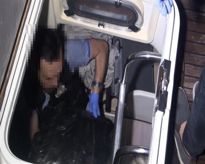 İstanbulda çifte uyuşturucu operasyonu: Turist görünümlü satıcılar yakalandı