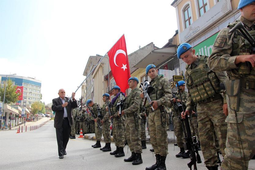 Boluda geçit töreni düzenleyen komandolara yoğun ilgi