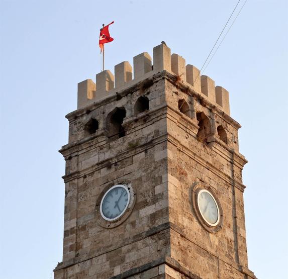 Tarihi Saat Kulesinin saatleri durdu