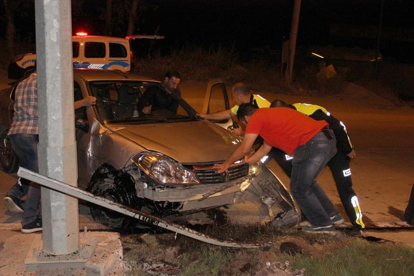 Aydınlatma direğine çarpan araçta 3ü çocuk 7 kişi yaralandı