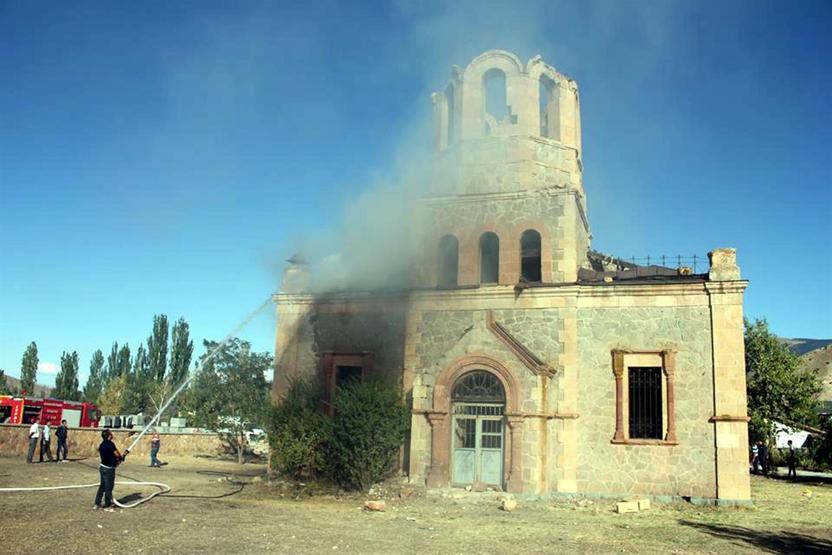 Tinerciler tarihi kiliseyi yaktı