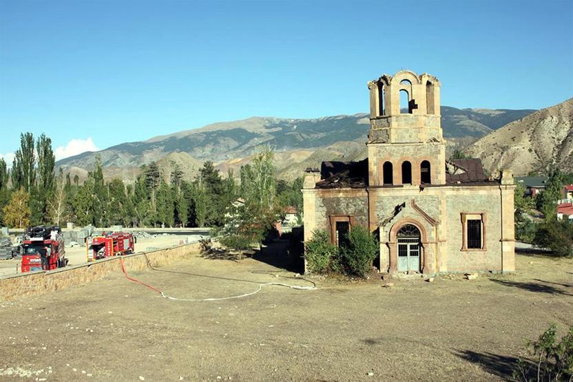 Tinerciler tarihi kiliseyi yaktı