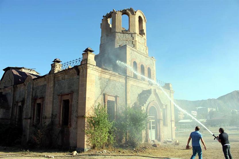 Tinerciler tarihi kiliseyi yaktı