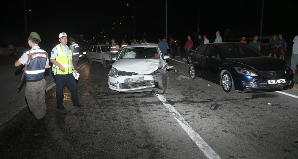 Düzcede 4 araçlık zincirleme kaza: 8 yaralı