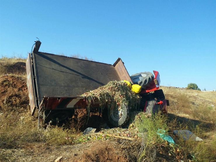 Kadın sürücünün kullandığı traktör devrildi: 3 yaralı