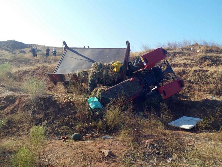 Kadın sürücünün kullandığı traktör devrildi: 3 yaralı