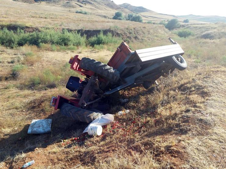Kadın sürücünün kullandığı traktör devrildi: 3 yaralı